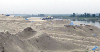 ব্রহ্মপুত্রের লাখ লাখ টাকার বালু লুটে নিচ্ছে প্রভাবশালীরা