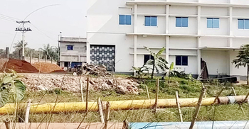 বালু ফেলে জমি দখলের চেষ্টা, বাধা দেওয়ায় প্রাণনাশের হুমকি