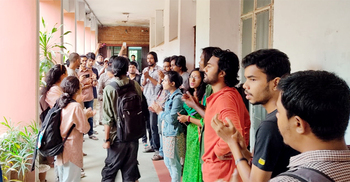 ‘রাতের যোগাযোগে’ আন্দোলনকারীদের অবরোধ মিটিংয়ে নিষ্পত্তি