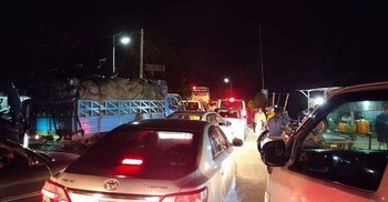 ঢাকার পথে মানুষ, বাংলাবাজার ঘাটে যানবাহনের দীর্ঘ লাইন