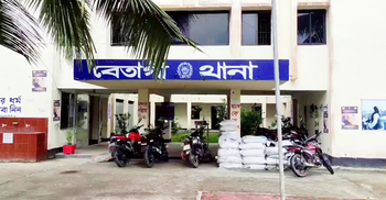 গ্রেফতারের পর পালালো আসামি, ধানক্ষেতে মিললো হাতকড়া