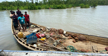 সমুদ্রে ট্রলারের ইঞ্জিন বিকল, ভাসমান ৫ জেলে উদ্ধার