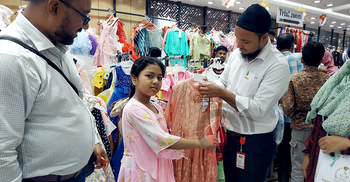 ধীরে ধীরে জমে উঠছে বরিশালের ঈদ বাজার