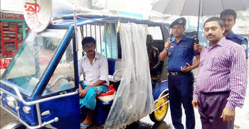 সাইক্লোন শেল্টারে যেতে চায় না মানুষজন, জোর করে নেয়া হচ্ছে