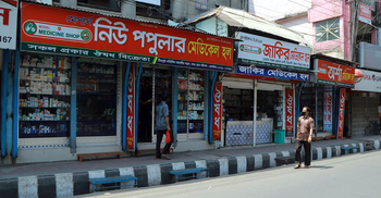১০ পাতা করে নাপা কিনেছেন একেকজন, বরিশালে ওষুধ সংকট