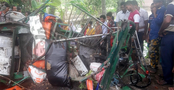 Six killed as bus rams auto-rickshaw in Barishal