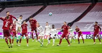Leaders Bayern beaten by Monchengladbach