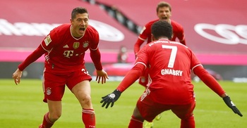 Lewandowski hat trick helps 10-man Bayern keep 4-point lead