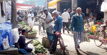 জায়গা না থাকায় রাস্তা বন্ধ করে বসছে কাঁচাবাজার
