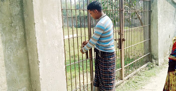 ৩ ঘণ্টা খোলা, বাকি সময় চাবি থাকে পাশের বাড়িতে