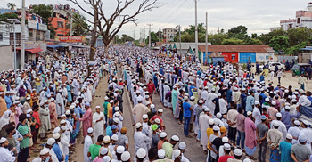 বড় হুজুরের জানাজায় মানুষের ঢল