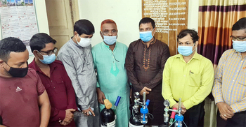 আখাউড়া স্বাস্থ্য কমপ্লেক্সে অক্সিজেন সিলিন্ডার দিলেন আইনমন্ত্রী