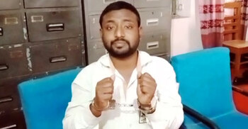 ভোটকেন্দ্রে ছাত্রলীগ নেতাকে হাতকড়া পরিয়ে পেটালেন এসআই