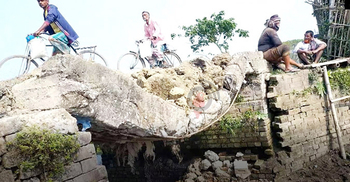 যে কোনো সময় ধসে পড়তে পারে ব্রিজটি