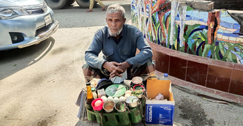 ঝালমুড়ি বিক্রি করে শামছুর ৪ যুগ পার