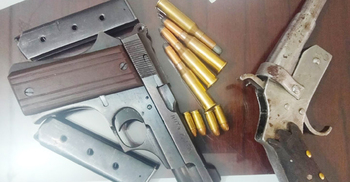 বেনাপোল সীমান্তে বিদেশি অস্ত্র-গুলি জব্দ