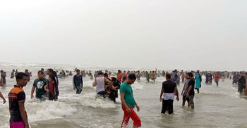 ‘বুলবুল’র শঙ্কা কাটিয়ে সৈকতে পর্যটকরা