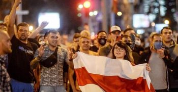 Belarus election: Second night of clashes over disputed poll