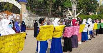 সড়ক দুর্ঘটনায় স্কুলছাত্রী নিহতের প্রতিবাদে মানববন্ধন