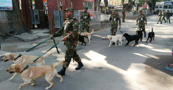 বাংলাদেশ সেনাবাহিনীকে ১০টি কুকুর উপহার দিল ভারত