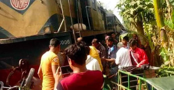 রেলক্রসিংয়ের ওপর ইজিবাইক, টেনে নিয়ে গেল ট্রেন