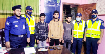 উড়ে এসে ছিনতাইয়ের চেষ্টা, আটক ৩