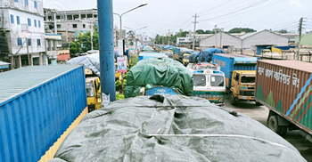 বেনাপোলে বেড়েই চলেছে ট্রাকের সারি, তীব্র হচ্ছে যানজট
