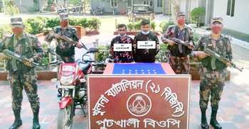 বেনাপোলে ১২ সোনার বারসহ দুই পাচারকারী আটক