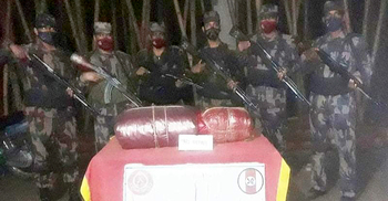 বিজিবির ধাওয়ায় ১৮ কেজি গাঁজা ফেলে পালালেন মাদককারবারিরা