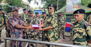 ভারতের স্বাধীনতা দিবসে সীমান্তে বিজিবিকে বিএসএফের মিষ্টি উপহার