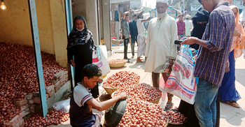 ভৈরবে পেঁয়াজের আড়তে ক্রেতাদের ভিড়