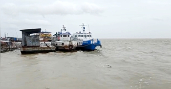 ভোলার অভ্যন্তরীণ রুটে নৌযান চলাচল বন্ধ