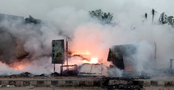 জমি নিয়ে দু’পক্ষের সংঘর্ষ-অগ্নিসংযোগ, পুড়লো ৫ দোকানঘর