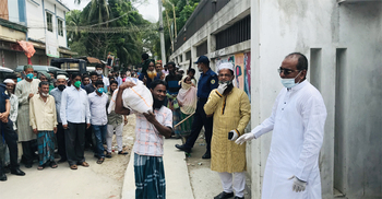ভোলায় অসহায়দের ত্রাণ দিলেন এমপি শাওন ও মুকুল