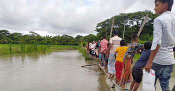 স্কুল থেকে ফেরার পথে খালে পড়ে শিশুর মৃত্যু, নিখোঁজ ১