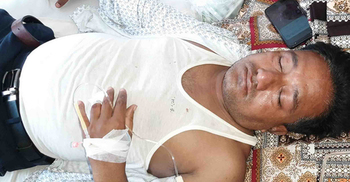 ঘুষ দিতে অস্বীকার করায় আইনজীবীকে পেটালেন পেশকার