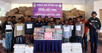 ১০ কোটি টাকার শাড়ি জব্দ, ৪ ভারতীয় নাগরিকসহ আটক ১৫