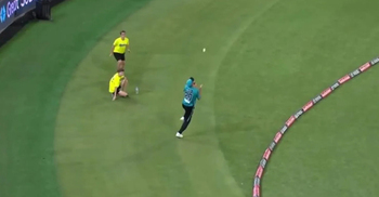 বাউন্ডারির অনেক বাইরে থেকে ক্যাচ, তোলপাড় ক্রিকেট দুনিয়ায় (ভিডিও)