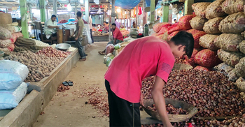 হিলিতে ভারতীয় পেঁয়াজ আমদানি বেড়েছে, কমেছে দাম
