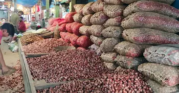 হিলিতে কমতে শুরু করেছে পেঁয়াজের দাম