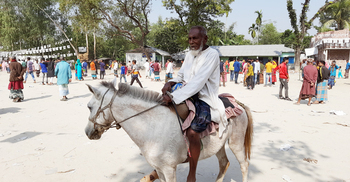 ঘোড়ায় চড়ে ভোট দিতে এলেন জবান আলী
