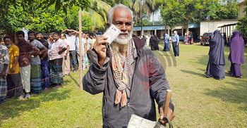 ইভিএমে ভোট দিয়ে কাঁদলেন ইদ্রিস আলী