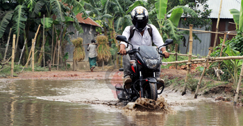 পাকা সড়কে একমাস ধরে জমে আছে পানি