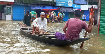 সুনামগঞ্জে সড়কে নৌকা!