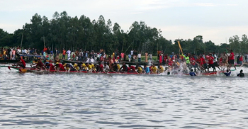 নওগাঁয় ঐতিহ্যবাহী নৌকাবাইচে হাজারো মানুষের ঢল