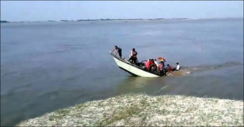 মুখে প্রসাদ দিতে গিয়ে নৌকাডুবি, শিশু নিখোঁজ