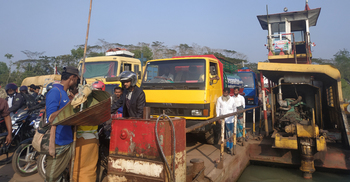 বগা ফেরিঘাটে দীর্ঘ লাইন