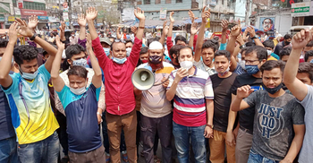 দোকানপাট খোলার দাবিতে বগুড়ায় রাস্তায় ব্যবসায়ীরা