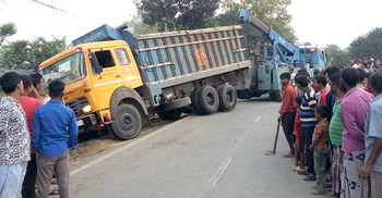 নিয়ন্ত্রণ হারিয়ে ঘরে ঢুকে ঘুমন্ত মা-মেয়ের প্রাণ নিল ট্রাক