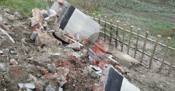 দুই দিনের বৃষ্টিতেই ভেঙে পড়ল আশ্রয়ণ প্রকল্পের ঘর